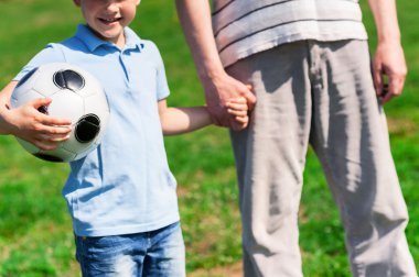 Futbol oynamak için sevimli dostu aile geldi