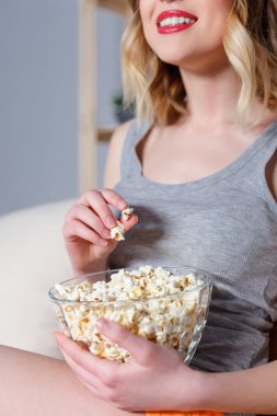 Sarışın kız gıda ile TV izleme