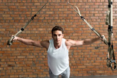 Şınav mı elastik bant ile güçlü erkek atlet