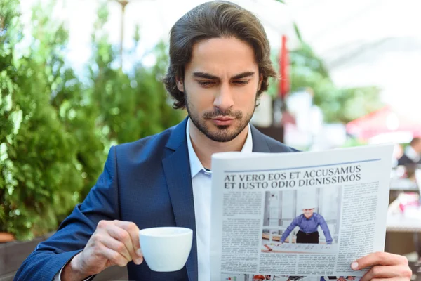 Attrayant jeune homme d'affaires lecture journal — Photo