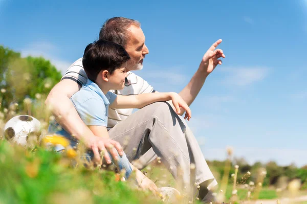 Grand-parent masculin senior enseigne le garçon — Photo