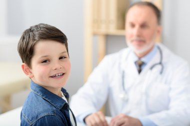 Küçük çocuk, çocuk doktoru muayene