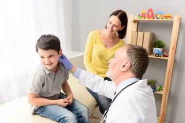 Çocuk doktoru. Çocuğu muayene eden doktor.