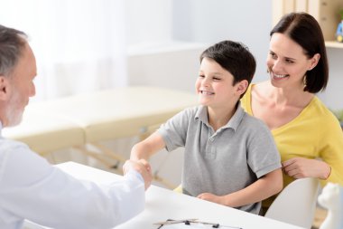 Çocuk doktoru. Çocuğu muayene eden doktor.