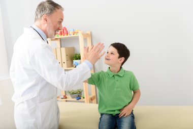 Çocuk doktoru Doktor muayene küçük çocuk