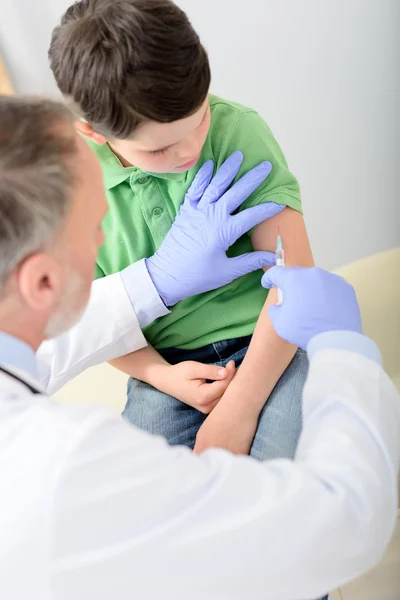 소아과 의사가 백신을 주사하는 모습 — 스톡 사진