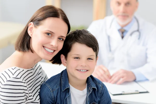 Madre e figlio dal pediatra — Foto Stock