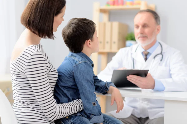 Madre e figlio dal pediatra — Foto Stock