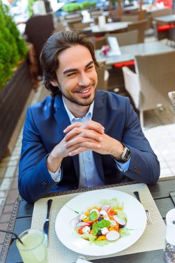 Geri kalan kafede olan kendine güvenen erkek işçi