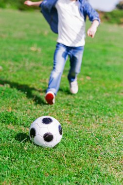 Erkek çocuk futbol oynuyor