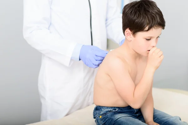 Pediatrician doing checkup on young boy — Stock Photo, Image