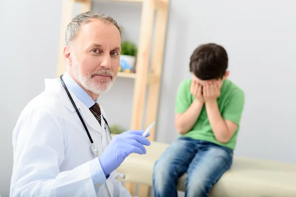 Lékař pediatr aplikující vakcínu — Stock fotografie