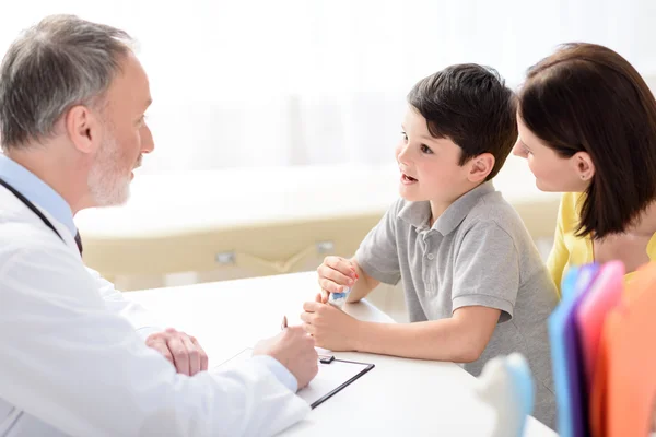 Olgun çocuk doktoru küçük hasta için öneriler yapmak — Stok fotoğraf