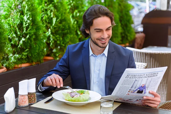 Hombre feliz cenando en la cafetería —  Fotos de Stock