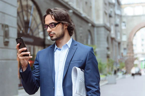 Mensagens de homem inteligente no telefone — Fotografia de Stock