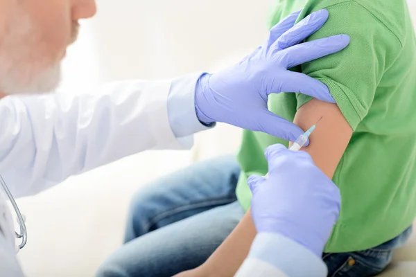 Dokter kinderarts die vaccin injecteert — Stockfoto