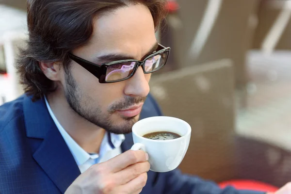 Jonge zakenman kopje drank Ernst café — Stockfoto