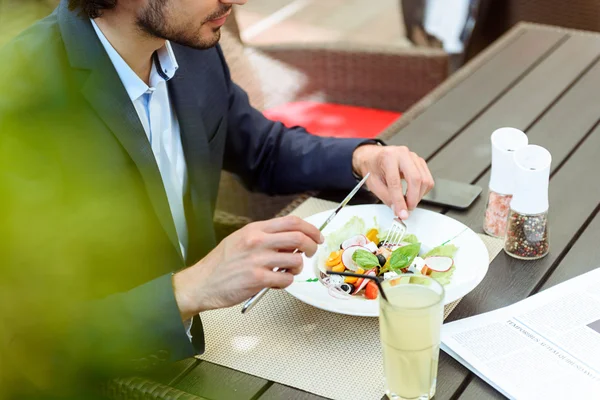 Empresário de sucesso desfrutando de almoço no restaurante — Fotografia de Stock