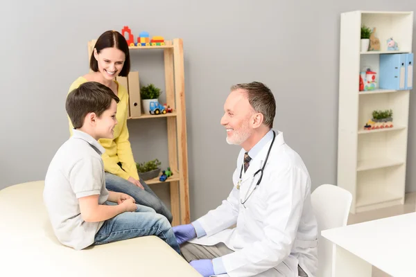 Médico pediatra examinando niño —  Fotos de Stock