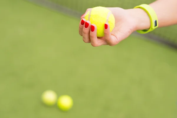 黄色の装置を運ぶ女性テニス プレーヤー — ストック写真