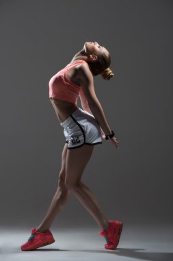 Güzel kadın atlet ısınma yapıyor