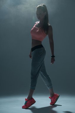 Neşeli ince kız dans etmeye hazır