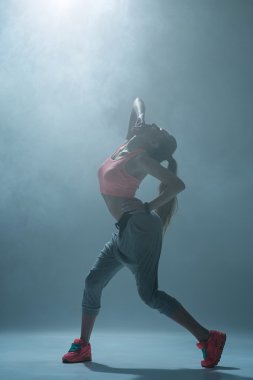 Usta sportif kız tutkuyla dans ediyor