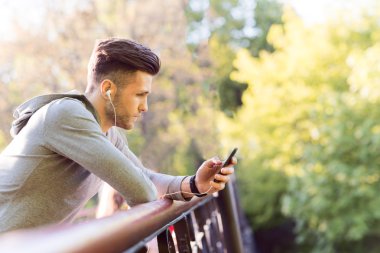 Kulaklık bir melodi zevk çekici adam