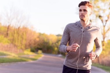Neşeli genç jogger Park'ta çalışan