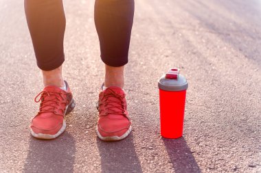 Genç taze içki yanında duran adam