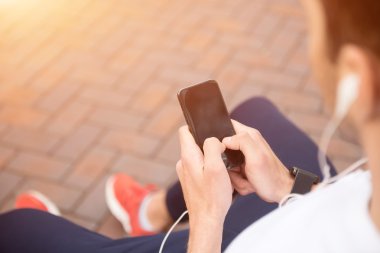 Neşeli adam eğitimden sonra dinlenme