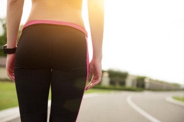 İnce kadın jogger çalışmaya hazır