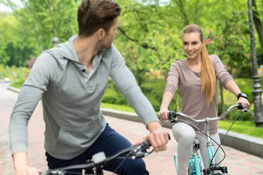 Neşeli genç sevgi dolu çift binicilik bisiklet