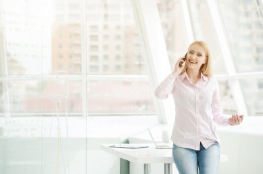 Ofiste oturan genç iş kadını