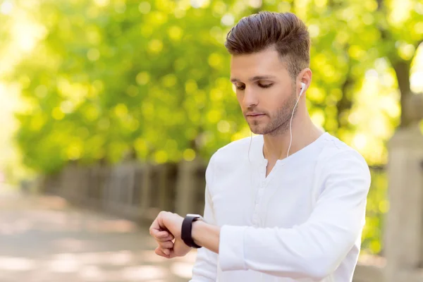 Young runner using smart watch — Stockfoto