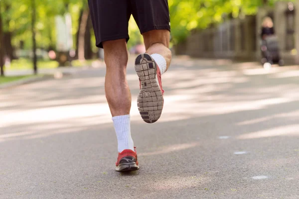 Corredor joven profesional corriendo al aire libre — Foto de Stock