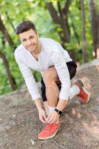 Glada manliga jogger knyta skor — Stockfoto