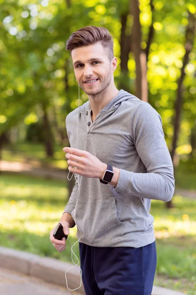 Boldog fiatalember futás-val fülhallgató — Stock Fotó