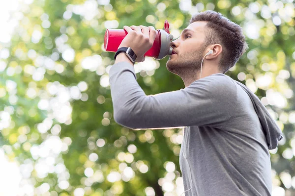 El deportista cansado tiene mucha sed. —  Fotos de Stock