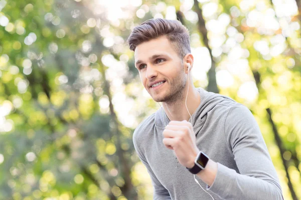 Joven corredor alegre corriendo al aire libre — Foto de Stock