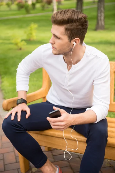 Deportista reflexivo rompiendo con la tecnología —  Fotos de Stock