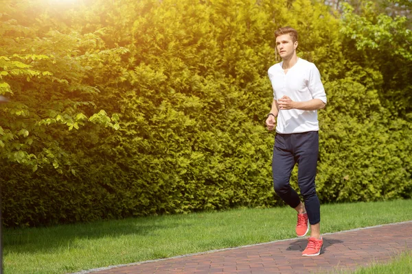 Stark sportsman jogging i naturen — Stockfoto