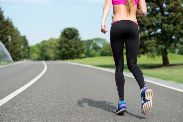 Skillful runner jogging in the nature — Stock Photo, Image