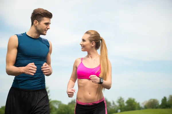 Vidám két futók jogging örömében — Stock Fotó