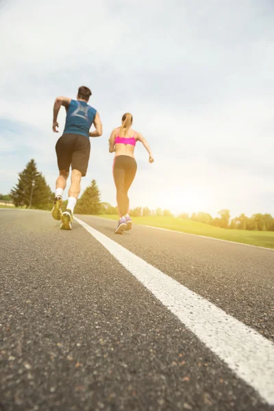 Vrolijke paar concurreren in het joggen — Stockfoto