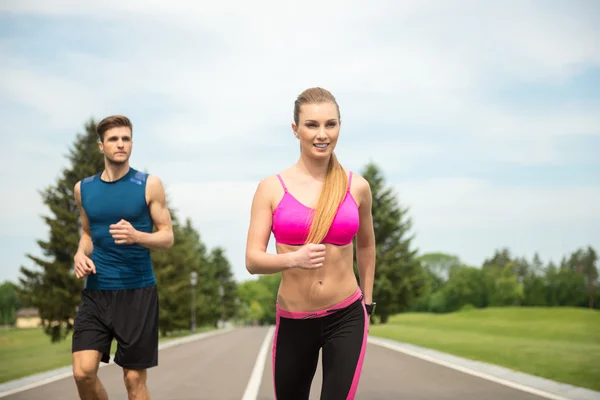 Hábil entrenamiento de dos corredores al aire libre —  Fotos de Stock