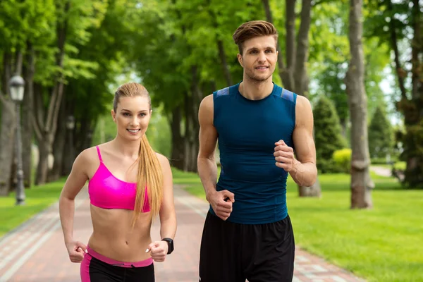 Attraktiva två joggare konkurrerar med glädje — Stockfoto