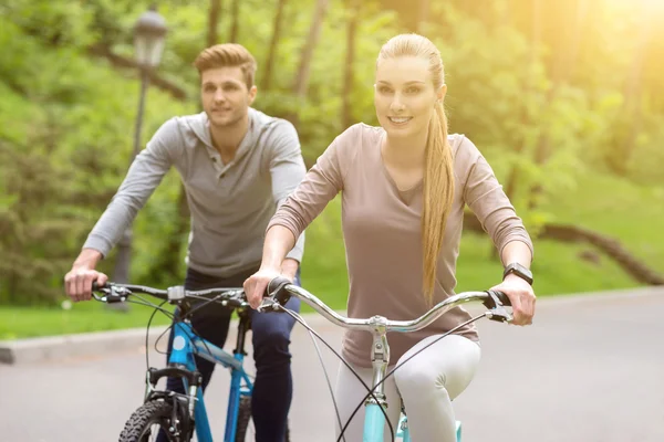 Счастливые мужчина и женщина отдыхают на велосипедах — стоковое фото
