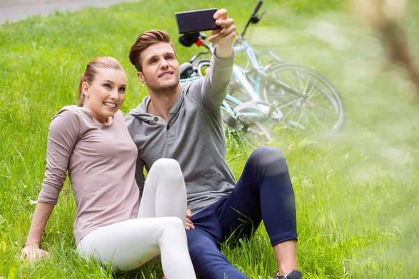 Gozoso novio y novia relajarse en el parque — Foto de Stock