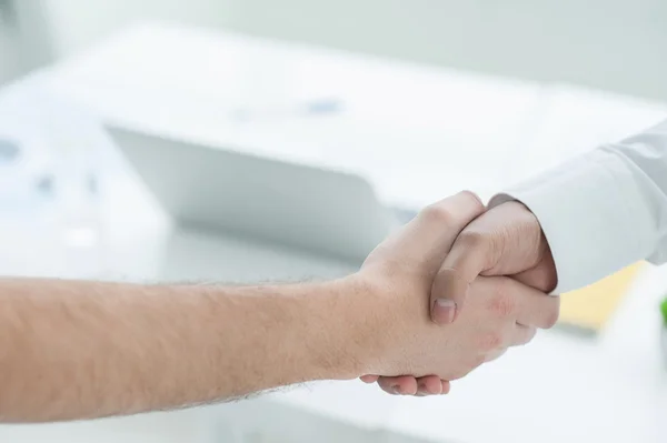 Twee casual mannen handen schudden — Stockfoto